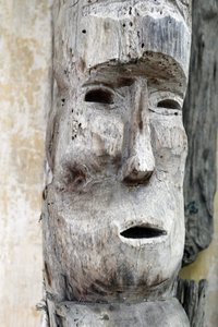 Jarai (Gia Rai) ethnische Gruppe. Schutzgeist eines Jarai-Grabes. Holzstatue. Kon Tum. Vietnam