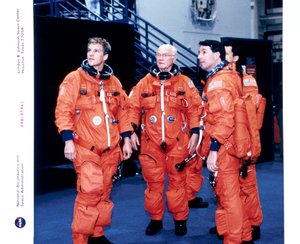 John H. Glenn und Besatzungsmitglieder, Juni 1998