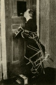 John Nevil Maskelyne führt eine Geisterkabinett-Illusion vor von Unbekannt