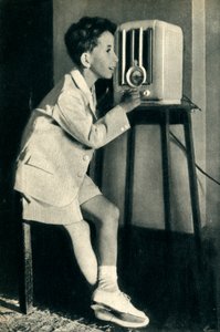 König Faisal von Irak hört eine von der BBC vorbereitete Sendung zu seinem Geburtstag, 1942 von Unbekannt