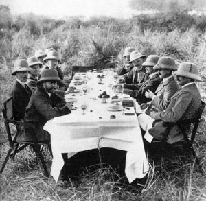 König George V. 1865-1936 beim Mittagessen nach der Tigerjagd in Nepal, 1911, 1936 von Unbekannt