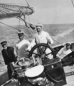 König George V. am Steuer seiner Yacht Britannia, ca. 1930er Jahre