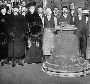König George mit der Siegesglocke für die Westminster Abbey, ca. 1910er-1920er 1936