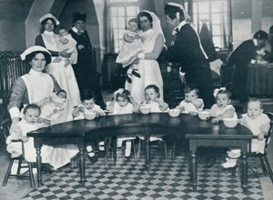Kingsway Hall Kinderkrippe für Kinder mit Vätern im Krieg und arbeitenden Müttern, 1914