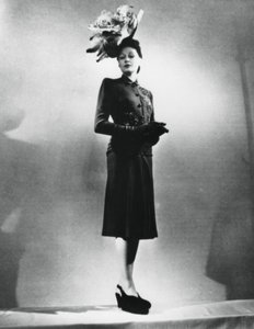 La femme chic, Outfit des französischen Modedesigners Jacques Fath, Paris, Januar 1943