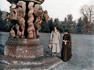 Lady Elizabeth Bowes-Lyon und die Gräfin von Strathmore, Glamis Castle, Schottland, 1923