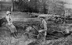 Lady Elizabeth Bowes-Lyon und der Herzog von York in ihrem Haus in Hertfordshire bei Welwyn, 1923