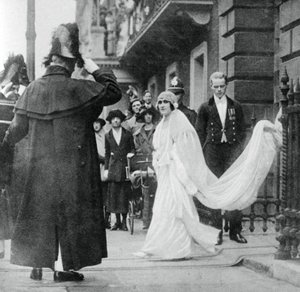 Lady Elizabeth Bowes-Lyon auf dem Weg zur Hochzeit in der Westminster Abbey, 26. April 1923, 1937 von Unbekannt