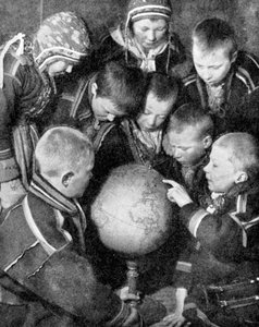 Lappenkinder betrachten einen Globus, 1936