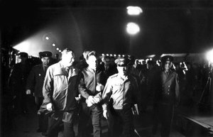 Letzte Schritte des russischen Kosmonauten Wladimir Komarow, Baikonur-Kosmodrom, UdSSR von Unbekannt