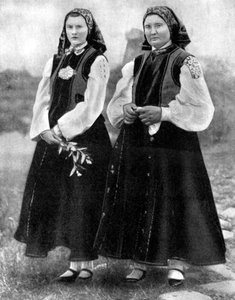 Lettische Frauen in traditioneller Tracht