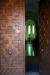 Le Plantay, Ain, Frankreich - Notre-Dame des Dombes Abtei. Haupttür der Kirche. von Unbekannt