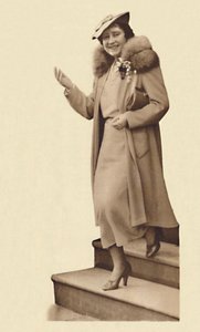Verlassen von Nr. 3 Belgrave Square zur Taufe von Prinzessin Alexandra, 9. Februar 1937 von Unbekannt
