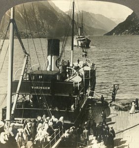 Abfahrt von Odde für einen Ausflug den malerischen, von Bergen umgebenen Sorfjord hinunter, Norwegen, um 1905 von Unbekannt
