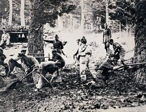 Legionäre an der Front der Sierra, die Kiefern fällen und Säcke füllen, um Unterstände gegen feindliche Flugzeuge zu bauen