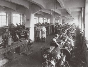 Linsenverarbeitung in der Fabrik der Optisch-Mechanischen Vereinigung in Petersburg, 1916 von Unbekannt