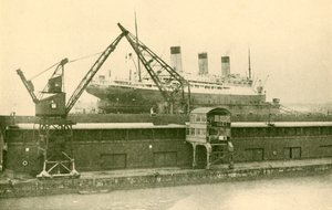 Heben eines majestätischen 56.551-Tonnen-Schiffs im Schwimmdock in Southampton, um 1930