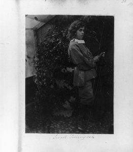 Lionel Tennyson mit Bogen und Pfeil