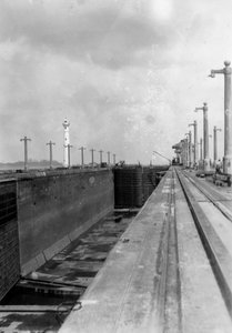Schleuse am Panamakanal, 1931