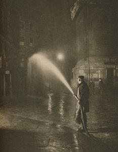 Nächtliche Reinigung Londons: Szene am Fuße des Denkmals, ca. 1935
