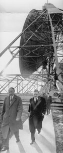 Lord Hailsham und Professor Alfred Lovell in Jodrell Bank, Cheshire, März 1960