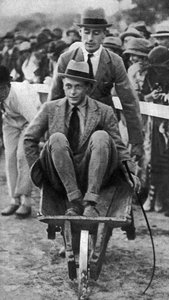 Louis Mountbatten schiebt seinen Cousin, den Prinzen von Wales, bei einem Gymkhana in Malta, 1936