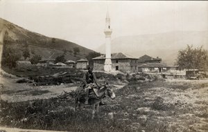 Mazedonien, Griechenland: ein Mann auf einem Esel vor einem Minarett - Postkarte 1914-1918