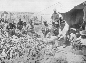 Bomben aus Blechdosen herstellen in Gallipoli, 1915