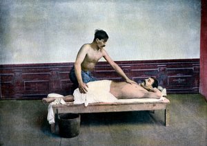Mann bei einer Massage im Badehaus