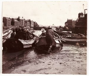 Mann lässt ein Fischerboot zu Wasser, Whitby Hafen, um 1901