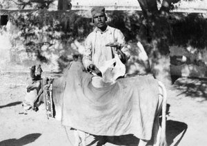 Mann mit einer deformierten Kuh, Indien, 1916-1917