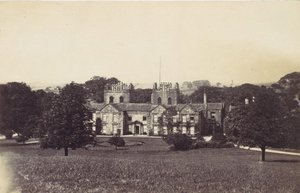 Herrenhaus mit zwei Türmen vom Gelände aus gesehen, 1860er Jahre von Unbekannt