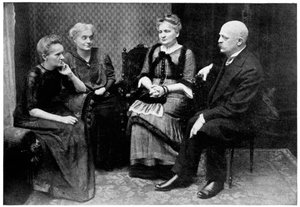 Marie Curie, polnisch-französische Physikerin mit Familienmitgliedern in Warschau, Polen, 1912