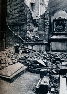 Meisterhaus: mit Grabstein zur Erinnerung an Oliver Goldsmith, 1941