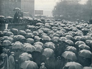 Treffen von Londoner Geschäftsleuten auf dem Tower Hill nach dem Untergang der Lusitania, um 1915