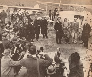 Mitglieder der Expedition am Flughafen Heston, 17. Februar 1933, kurz vor der Abreise nach Indien, um 1933 von Unbekannt