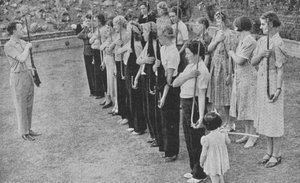 Mitglieder des Frauen-Freiwilligen-Verteidigungskorps werden im Gewehrdrill ausgebildet, Zweiter Weltkrieg, 1940 von Unbekannt
