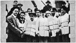 Mitglieder der Besatzung der Titanic in ihren Rettungswesten, 1912