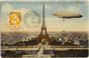 Militärluftschiff aus dem Chalais-Meudon-Park fliegt in der Nähe des Eiffelturms, 1908