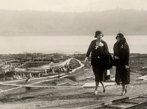 Millicent Veronica Willison, Ehefrau von William Randolph Hearst, besucht die Arbeiten zur Bergung antiker römischer Schiffe aus dem See von Nemi, ca. 1930 von Unbekannt