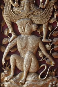 Affenrelief an einer Tür im Wat Dab Phai, Chiang Mai, Thailand