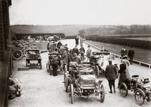 Autos vor einem Landhaus während der 1000-Meilen-Prüfung