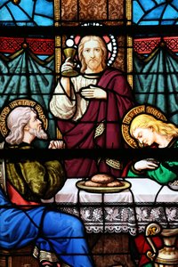 Kathedrale von Moulins. Buntglasfenster: Das letzte Abendmahl, das Jesus mit seinen Aposteln in Jerusalem teilte, 20160603, Moulins, Europa