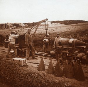Bewegen von Granaten mit einem Kran, Genicourt, Nordfrankreich, um 1914-1918 von Unbekannt