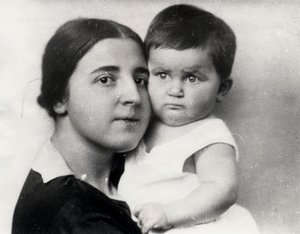 Nadezhda Alliluyeva, zweite Frau von Josef Stalin, und ihre Tochter Svetlana Alliluyeva, 1927