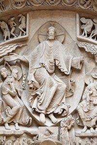Nationalmuseum der französischen Denkmäler. Basilika Sainte Marie Madeleine, Vezelay. Westfassade. Christus in Herrlichkeit. Abguss. Nahaufnahme, Paris, Frankreich