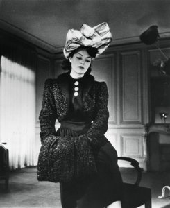 Nina Ricci Outfit getragen von dem Model Gabrielle, Frankreich