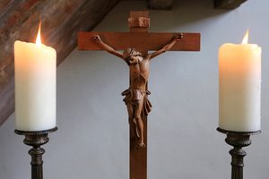 Obersteinbach, Bas-Rhin, Frankreich, 29.05.2014 - Kerzen und Kruzifix. Lutherischer Tempel von Unbekannt