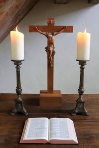 Obersteinbach, Bas-Rhin, Frankreich, 29.05.2014 - Kerzen, Kruzifix und Bibel. Lutherischer Tempel von Unbekannt