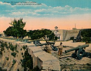 Alte Kanonen auf einer Brüstung in der Festung La Cabaña, Havanna, Kuba, um 1920